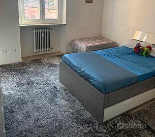Letto ,comodino ,armadio ,materasso e mobile .
