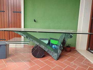 Tavolo in vetro con piedistallo in marmo.