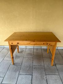 Scrivania in legno da studio o cameretta