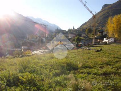 Land, 794 m²