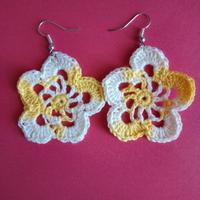 orecchini realizzati a uncinetto 