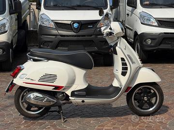 Piaggio Vespa 300 GTS Super HPE