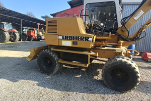Escavatore gommato Liebherr 310