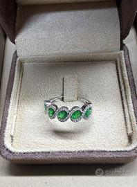 Anello oro bianco con diamanti e smeraldi