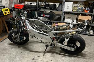 Moto YZF 600 R thundetcat a pezzi