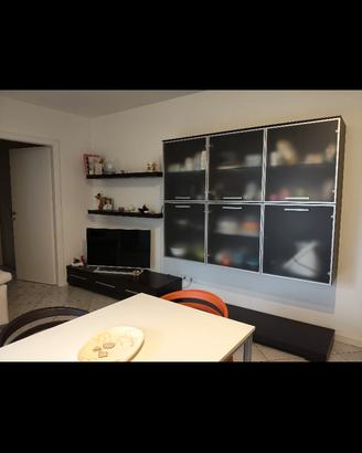 cucina soggiorno e frigo 