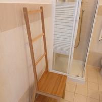 SEDIA RAGRUND IKEA con porta asciugamani e ripiani