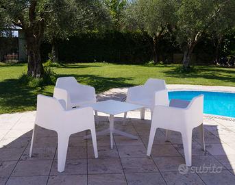 Set tavoli e sedie bianche