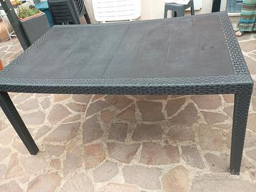 Tavolo da giardino in resina effetto rattan 