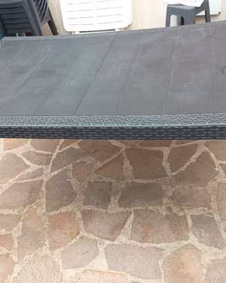 Tavolo da giardino in resina effetto rattan 