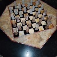 Tavolino in marmo e scacchi in pietra