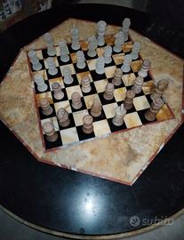 Tavolino in marmo e scacchi in pietra