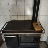 stufa a legna con forno e piaste in ghisa