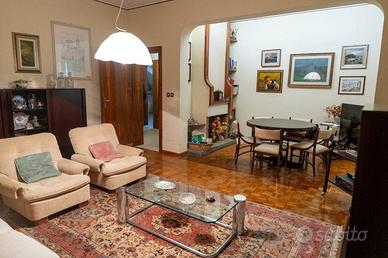 Villa di 400 m² con più di 5 locali e box auto dop