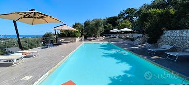 Bilocale panoramico in villa con piscina