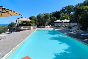 Bilocale panoramico in villa con piscina