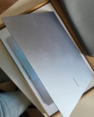 Samsung galaxy Book 4 edge con mouse e cover