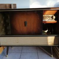 Mobile d’epoca con radio e giradischi