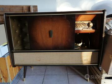 Mobile d’epoca con radio e giradischi