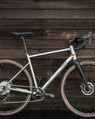 Bici gravel titanio Triban grvl Ti 900