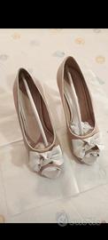 Sandalo beige con fiocco bianco