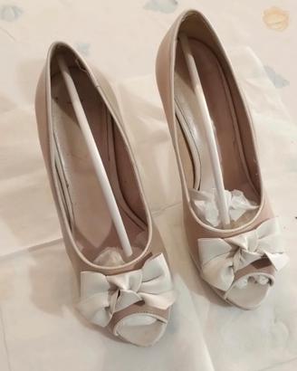 Sandalo beige con fiocco bianco