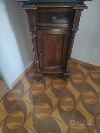 comodino in noce stile luogo XVI
