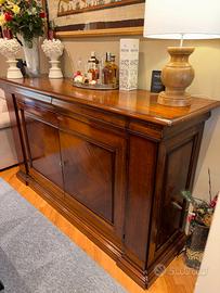Credenza in legno massello pregiato.