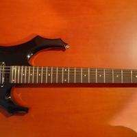 Chitarra elettrica, supporto e amplificatore