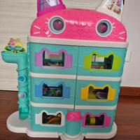 Casa delle bambole di Gabby e vari personaggi