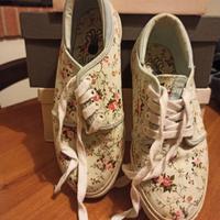 Scarpe con fantasia floreale e base azzurra e bian