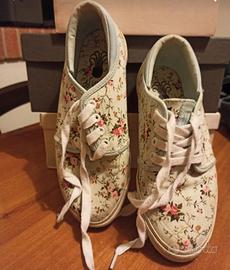 Scarpe con fantasia floreale e base azzurra e bian