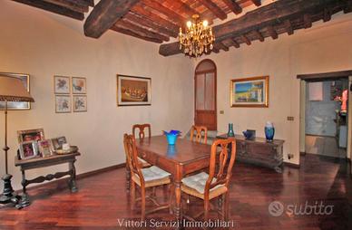 Lucignano (AR), antica palazzina terratetto nel ce