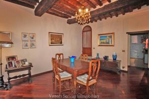 Lucignano (AR), antica palazzina terratetto nel ce