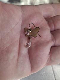 Monorecchino  pendente a farfalla in smalto  beige