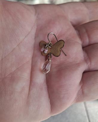 Monorecchino  pendente a farfalla in smalto  beige