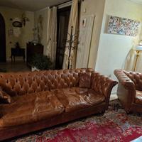 Divano e poltrona in pelle color cuoio