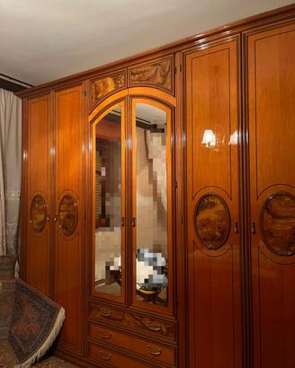 Grande armadio classico con specchi