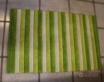 Tappeto verde a righe in rilievo imbottite