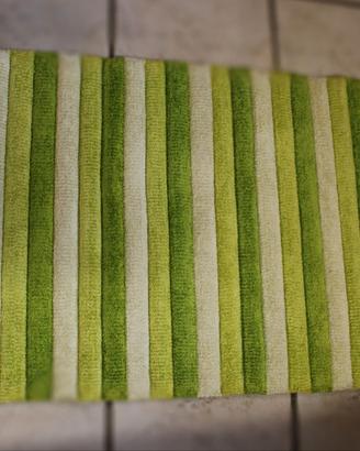 Tappeto verde a righe in rilievo imbottite