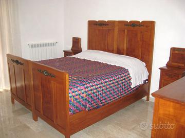 Camera matrimoniale vintage in ciliegio