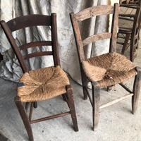 Vecchie sedie impagliate o di legno