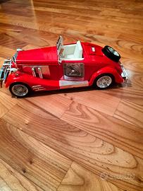 Macchina vintage con orologio e sveglia Red Lady 