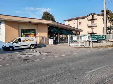 Locale commerciale con ampio parcheggio privato -