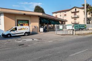 Locale commerciale con ampio parcheggio privato -