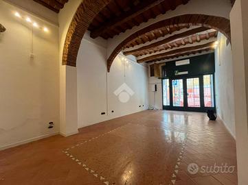 NEGOZIO A PISTOIA
