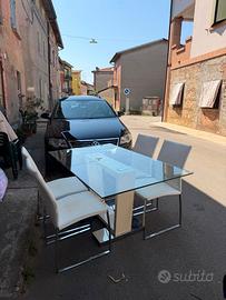 Tavolo con sedie