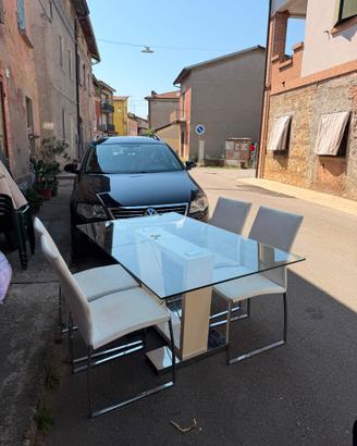 Tavolo con sedie