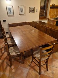 Tavolo in legno massello con panca e sedie