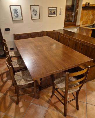 Tavolo in legno massello con panca e sedie